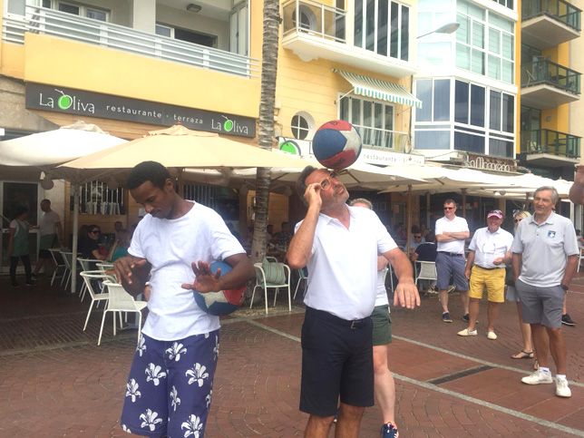 Fam Trip to Gran Canary. Peter doing a street show