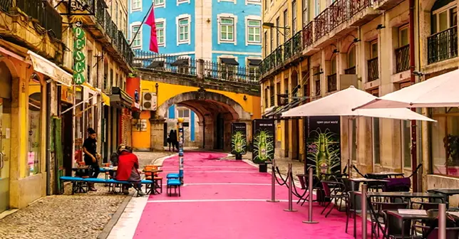 Lisbon neighborhood was elected the second coolest in the world. Cais do Sodré