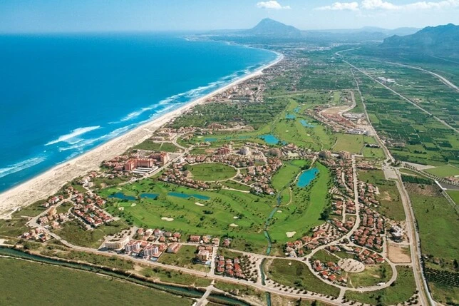 Oliva Nova Beach and Golf Resort incorporated Toptracer technology by installing 10 devices for players to accurately track and visualise their golf shots.