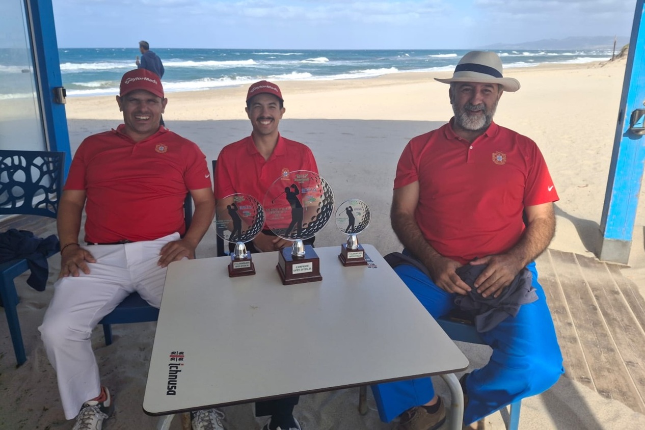 tomasribeirosittingonabeachwithhisgolfpartners